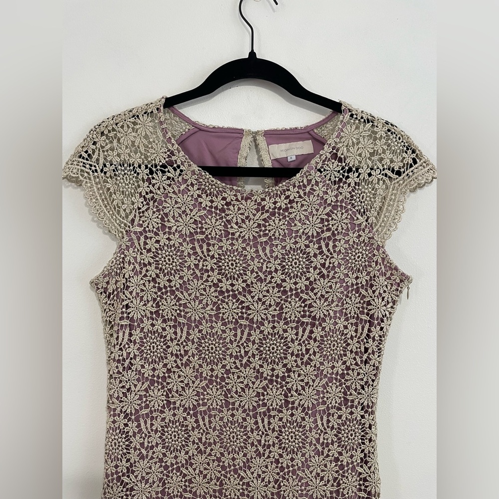 MIGNON DOO Anthropologie Lace Overlay Sheath Dress | Light Purple & Gold, Size 6 - Picture 4 of 13